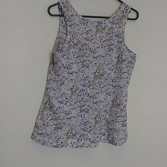 Sleeveless summer blouse.  Size large - Picture 4 of 4